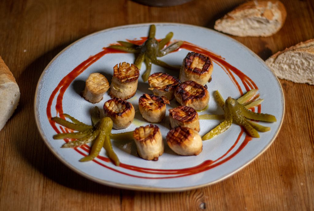 Vegane Jakobsmuscheln auf Teller