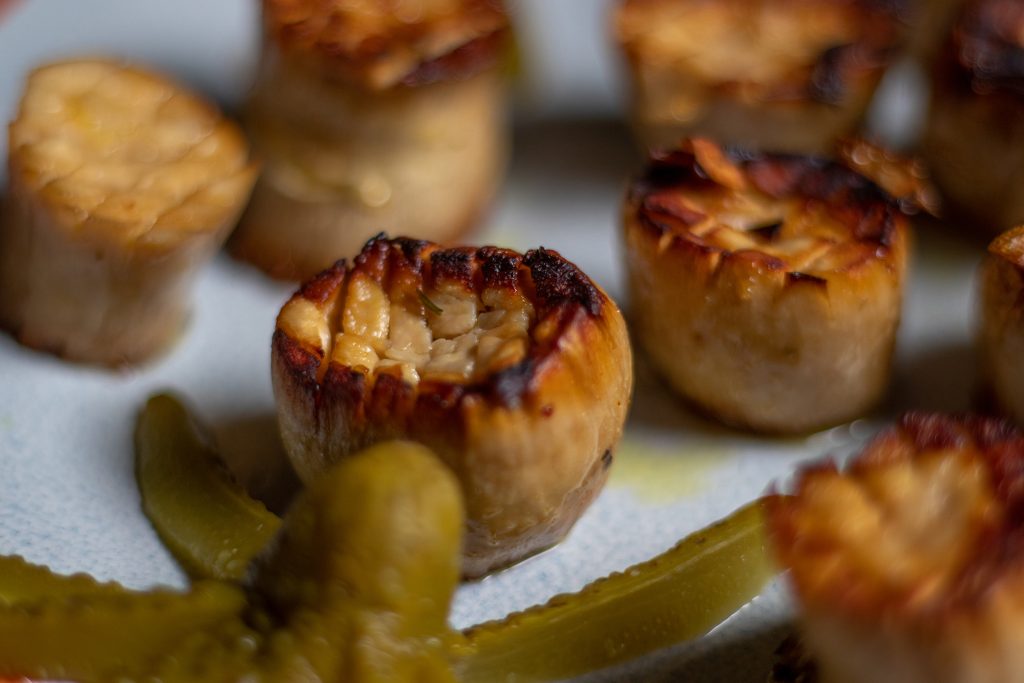 Vegane Jakobsmuscheln auf Teller, scharf angebraten