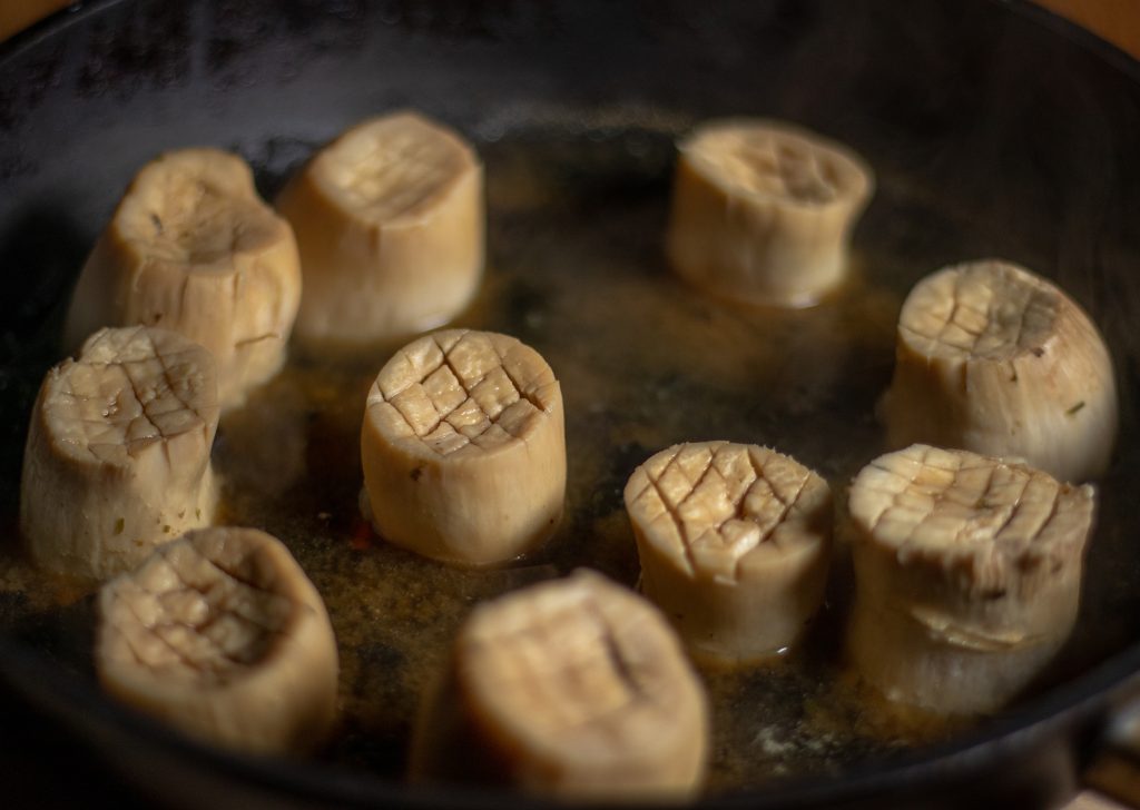 4. Vegane Jakbsmuschen, die Pilze saugen das Aroma des Suds auf.