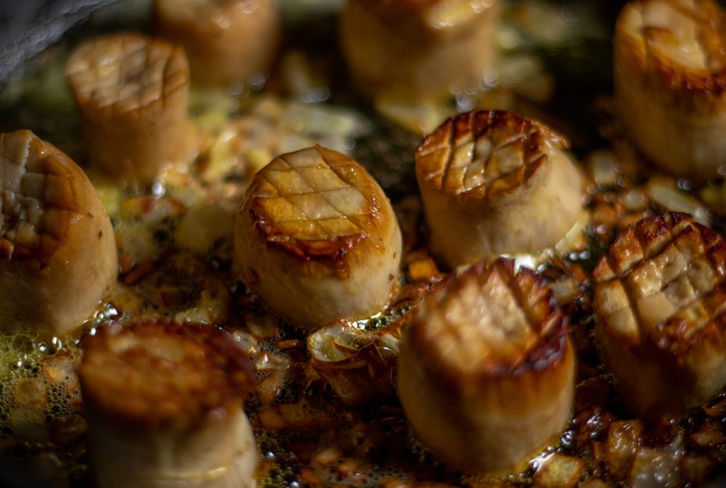 6. Vegane Jakbsmuschen mit Knoblauch und Zwiebel in der Pfanne