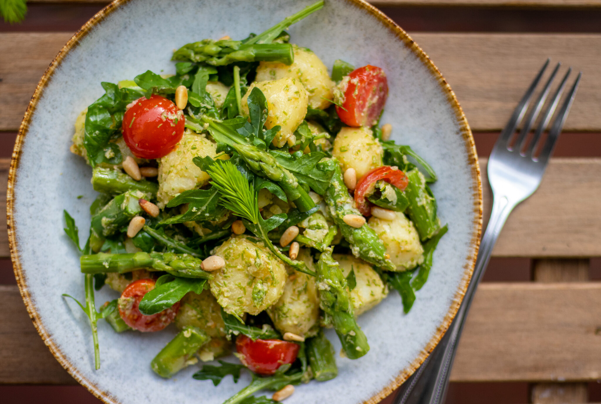 Kartoffelsalat mit Fichtenspitzenpesto - Dailyvegan