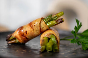 Bohnen im Speckmantel, vegan, mit selbstgemachtem Räucherschinken