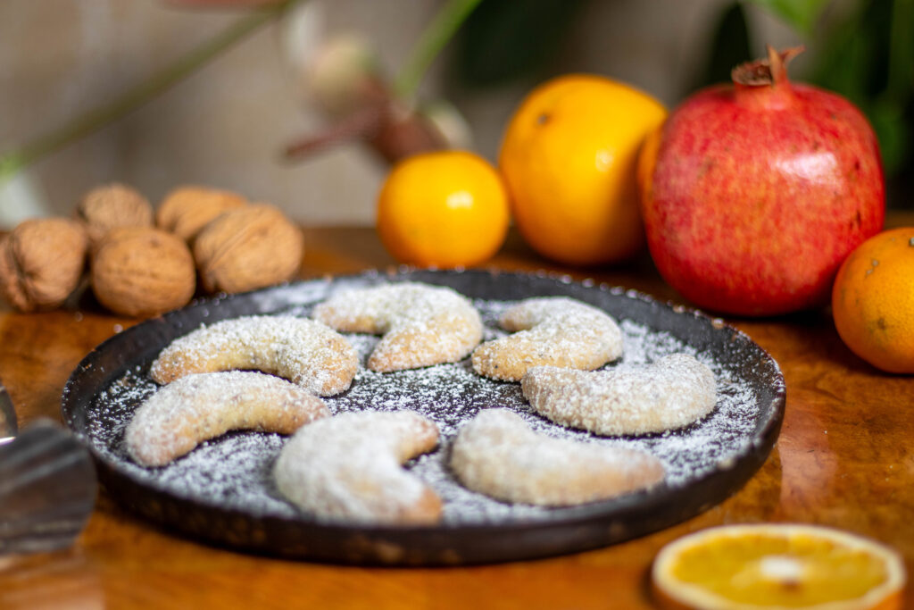 Vegane Vanillekipferl schmecken am besten mit selbstgemachtem Vanillezucker.