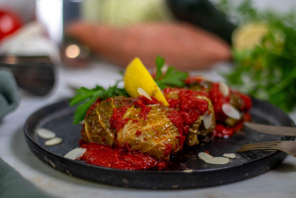 Mediterrane Wirsingrouladen, vegan mit Chorizofüllung