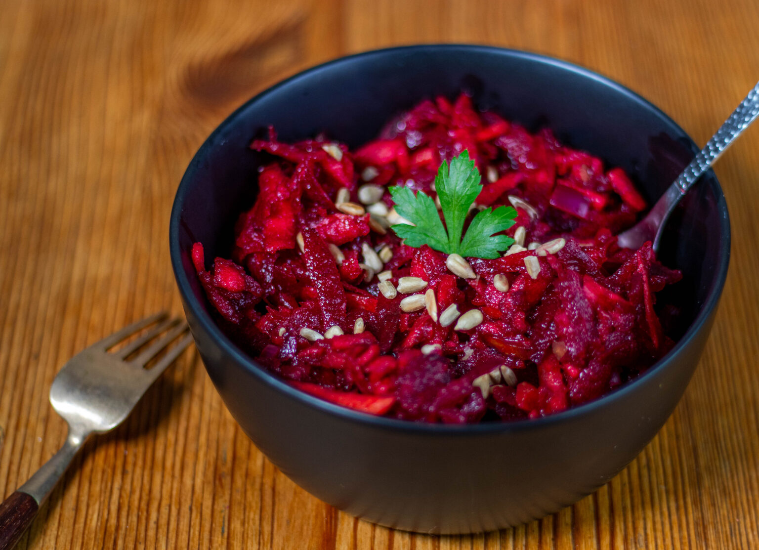 Rote Beete Rohkost mit Apfel, aus regionalen Zutaten - Dailyvegan