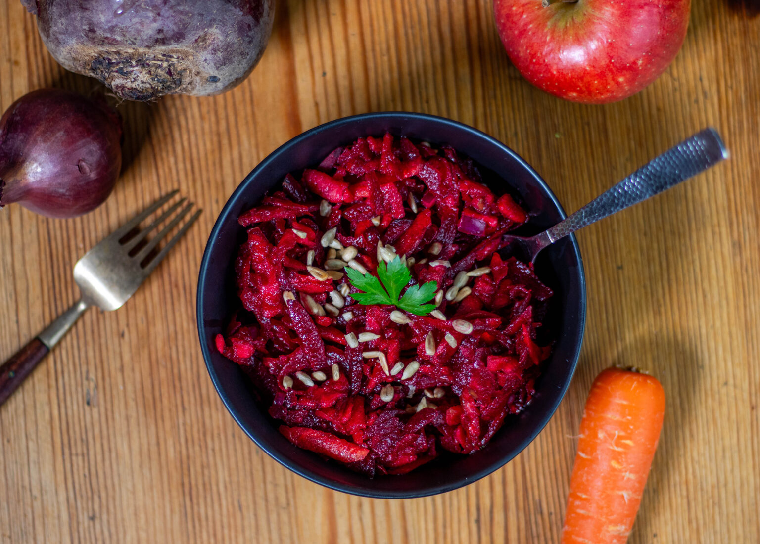 Rote Beete Rohkost mit Apfel, aus regionalen Zutaten - Dailyvegan