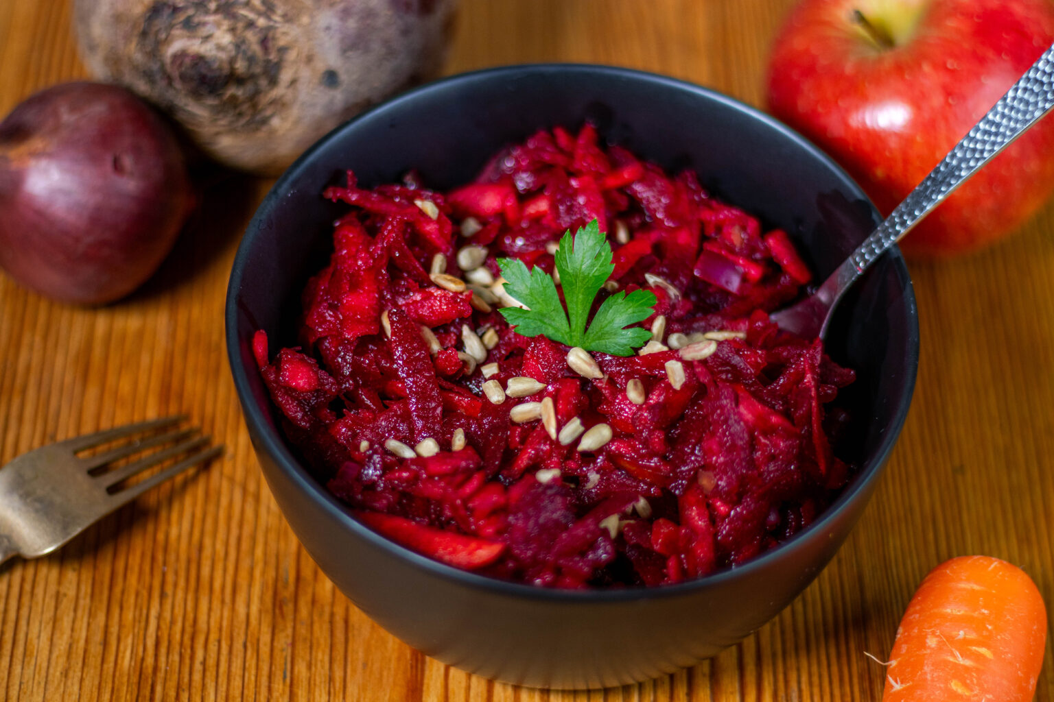 Rote Beete Rohkost mit Apfel, aus regionalen Zutaten - Dailyvegan