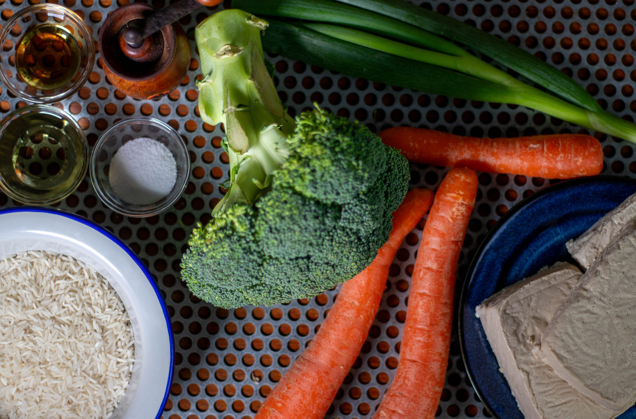 Tofu in Erdnusssoße mit Gemüse auf Reis - Dailyvegan