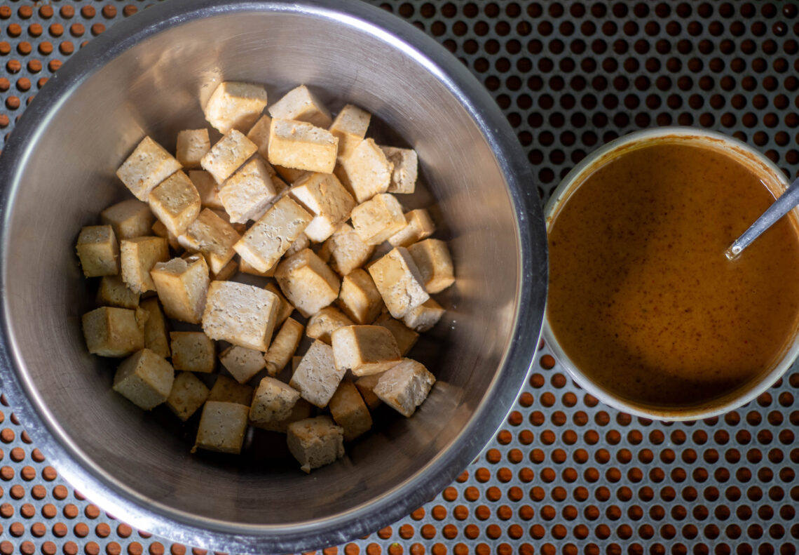 Tofu in Erdnusssoße mit Gemüse auf Reis - Dailyvegan