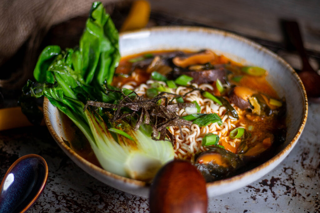 Kimchi Ramen - vegan und selbstgemacht - in einer Bowl mit gebratenem Pak Choi