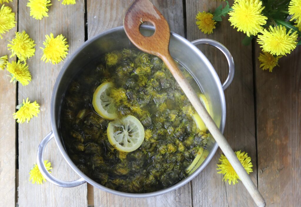 2. Place the freshly picked dandelion flowers in a pot with water and lemons. Boil down and then let it steep for 24 hours.