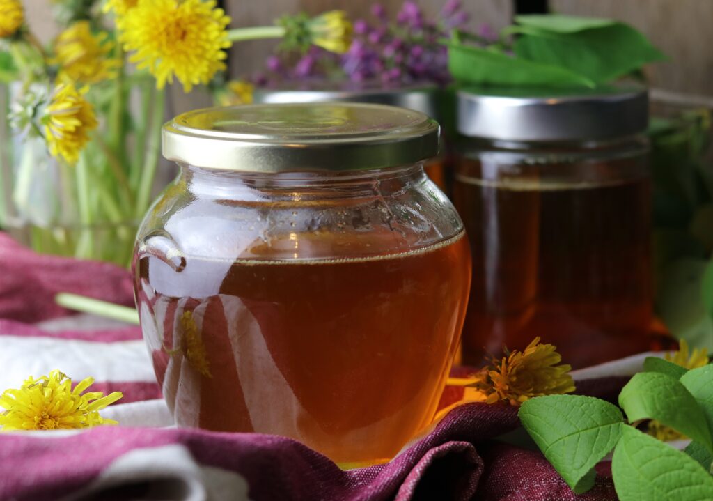 Dandelion honey has the same consistency as flower honey from bees.