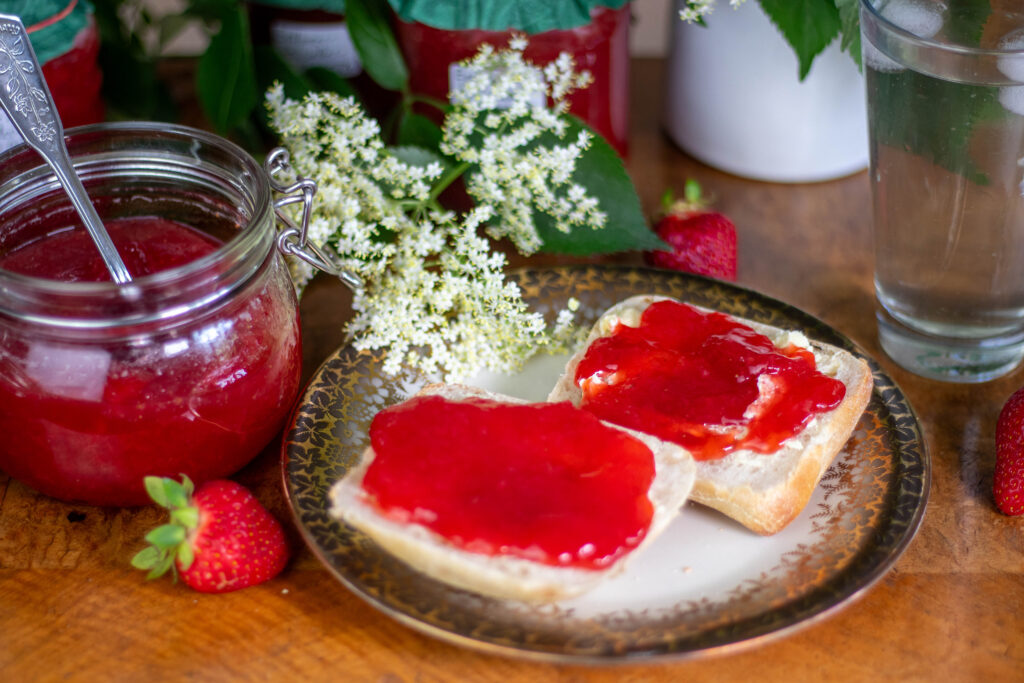 Holunderblüten-Erdbeer-Marmelade: klimafreundlich genießen mit saisonalen, regionalen Zutaten