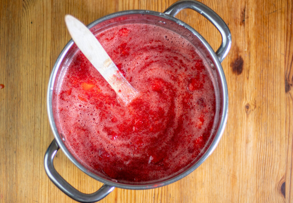 7. Die Holunderblüten-Erdbeer-Marmelade wird für einige Minuten eingekocht und dann abgefüllt.