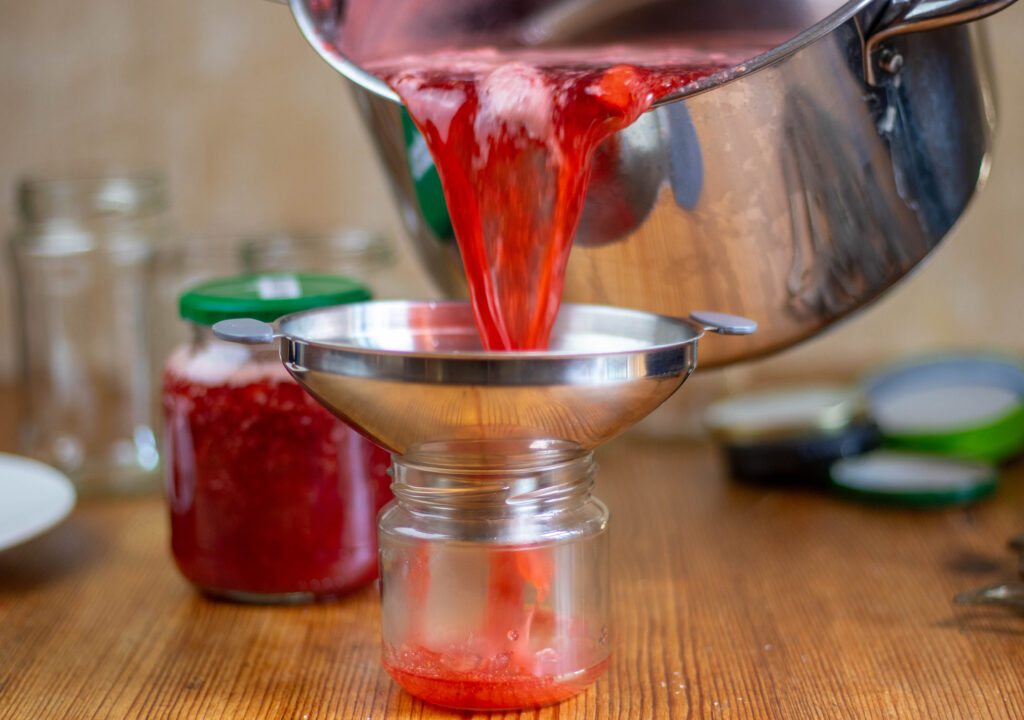 8. Die Marmelade wird kochend heiß in Gläser gefüllt ,die dann sofort verschlossen werden.