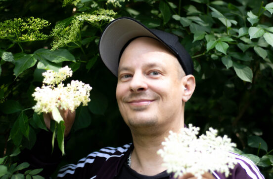 Sean Moxie pflückt Holunderblüten für die besten Holunder-Rezepte