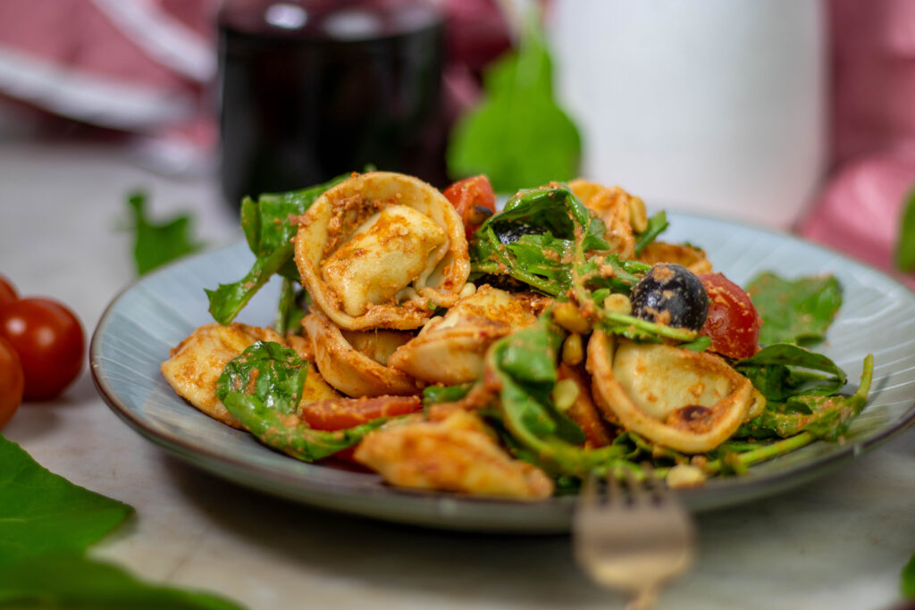 Tortellini-Salat eignet sich als Hauptspeise und als Beilage