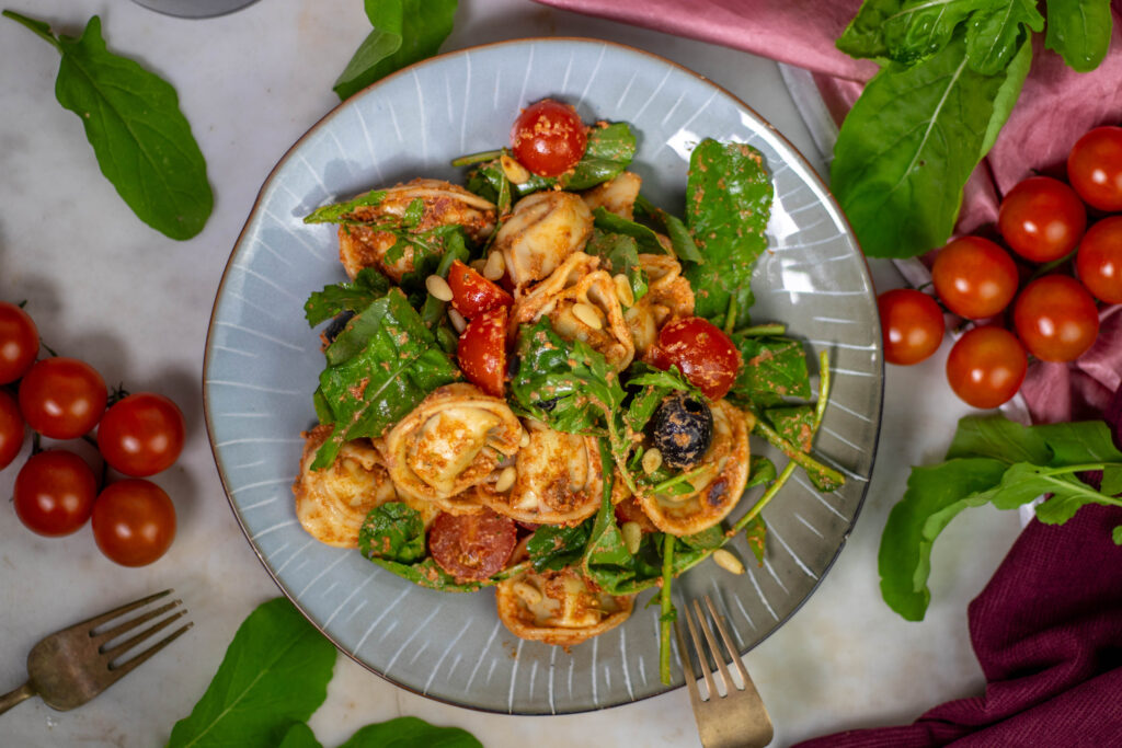 Das rote Pesto für den Tortellini-Salat lässt sich sehr gut vorbereiten