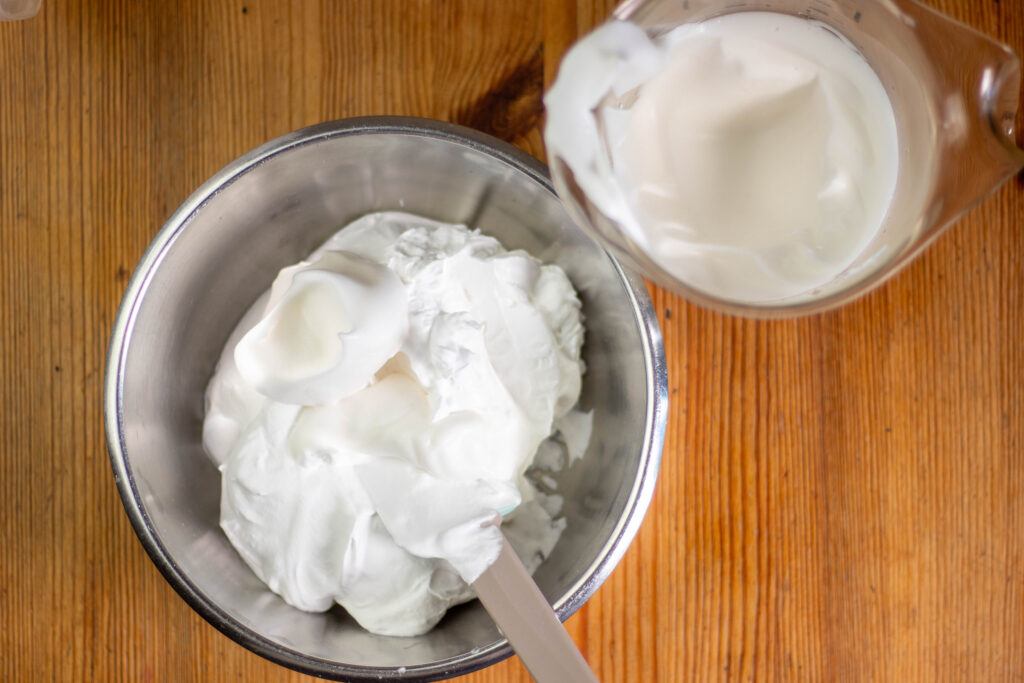 5. Den Aquafaba-Eischnee unter die Zitronenmelisse-Sahne heben.