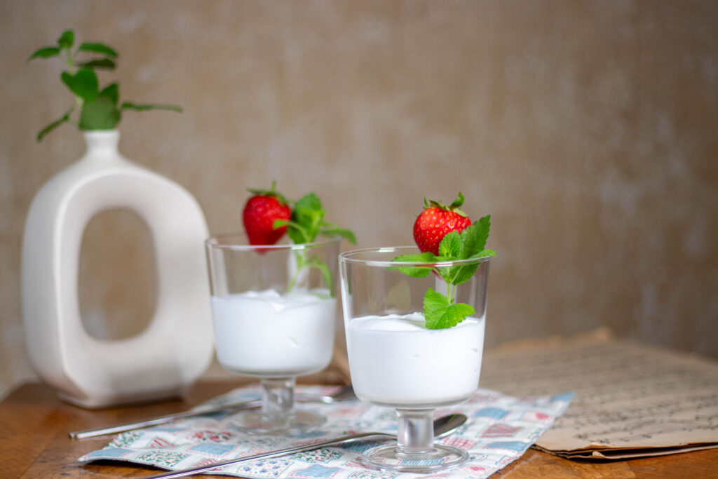 Abgesehen von etwas Geduld, ist dieses Mousse mit Zitronenmelisse ganz einfach und schnell gemixt.