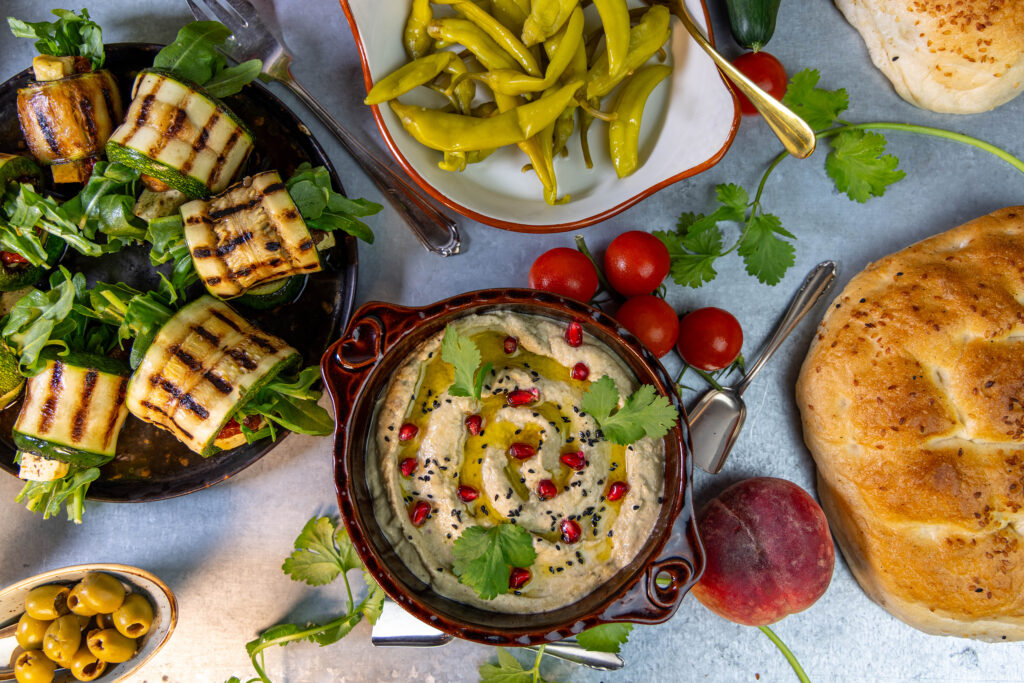 Baba Ghanoush hält mehrere Tage im Kühlschrank. Es kann also sehr gut vorbereitet werden.