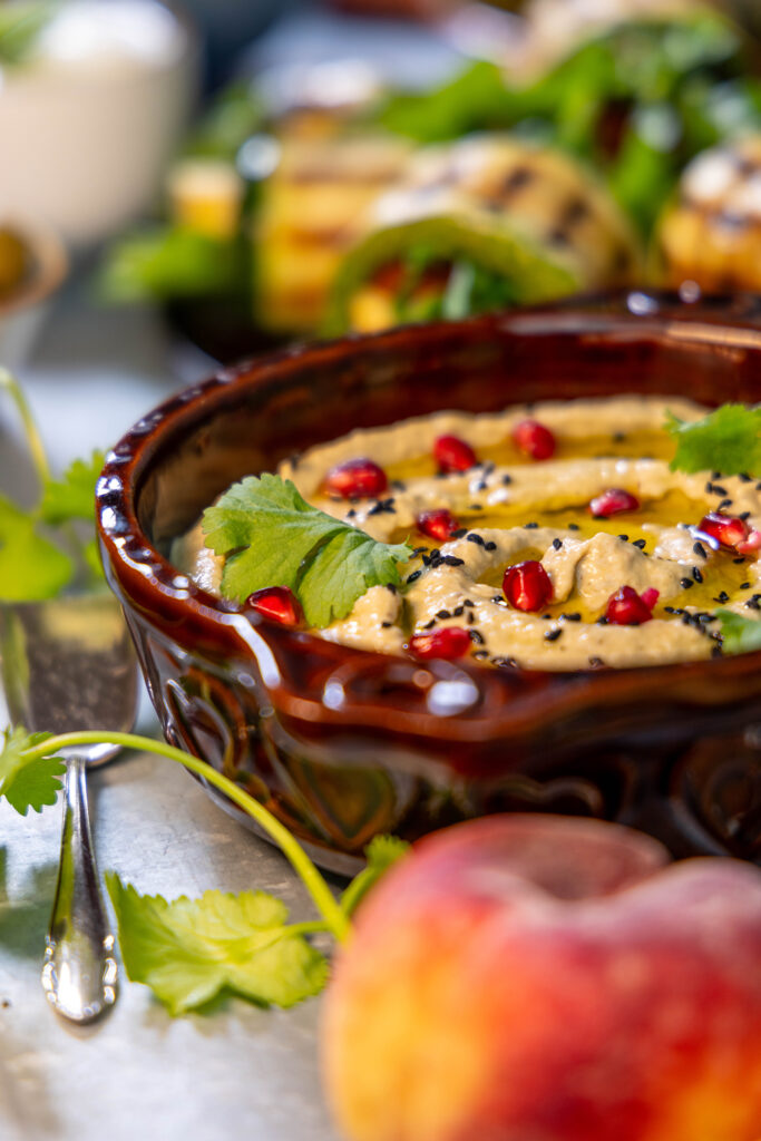 Der Name „Baba Ghanoush“ stammt aus dem Arabischen und bedeutet übersetzt „verwöhnter Vater“ oder „lieblicher Vater“.