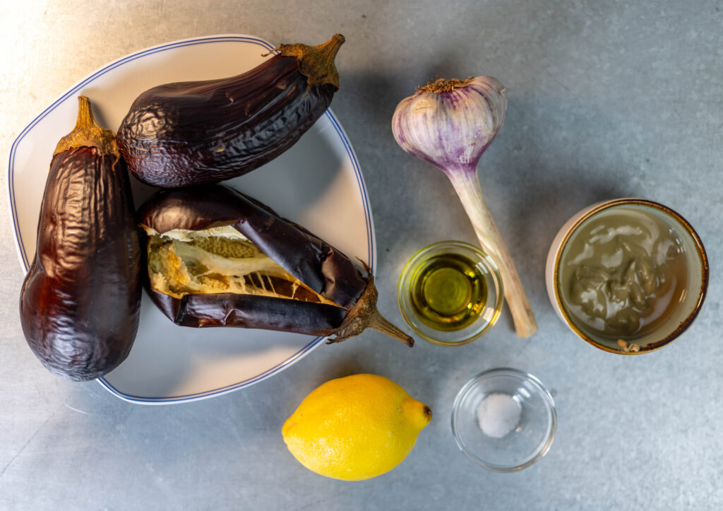 2. Die frisch gerösteten Auberginen und alle weiteren Zutaten für Baba Ganoush.