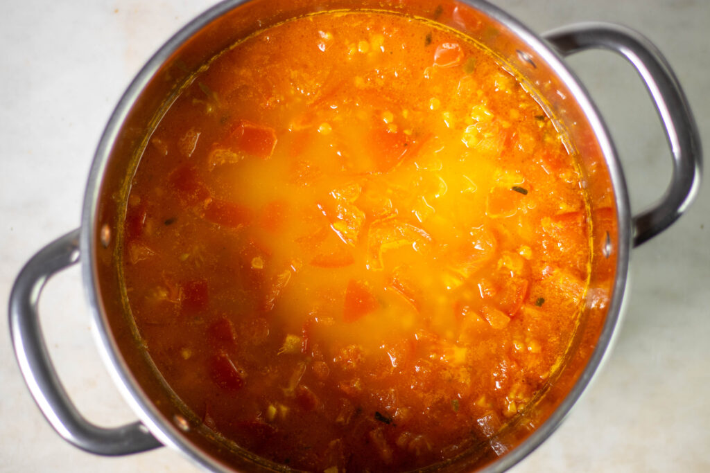 5. Anschließend die Brühe einrühren und die indische Suppe ungefähr 25 Minuten köcheln lassen.