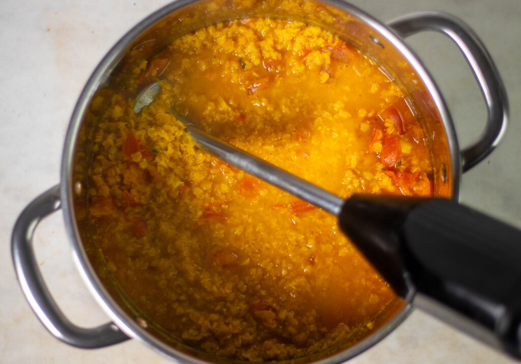 6. Die Suppe pürieren, dann die restlichen Zutaten einrühren.