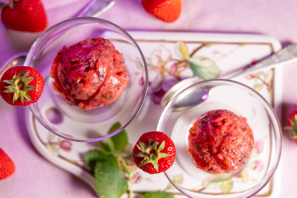 Erdbeer-Zitronenmelisse-Sorbet ist sommerlich frisch mit Erdbeeren aus der Region und Zitronenmelisse aus dem Garten