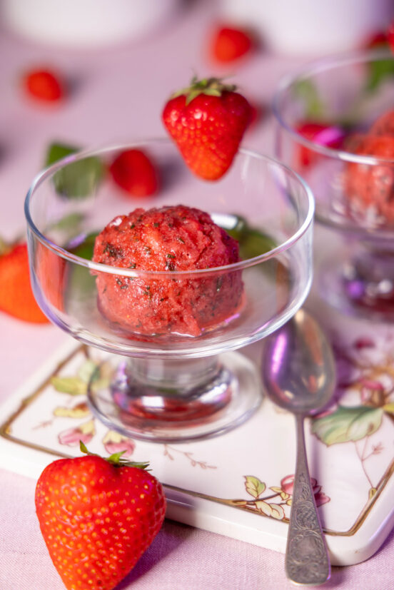 Erdbeer-Zitronenmelisse-Sorbet - die fruchtige Sommererfrischung