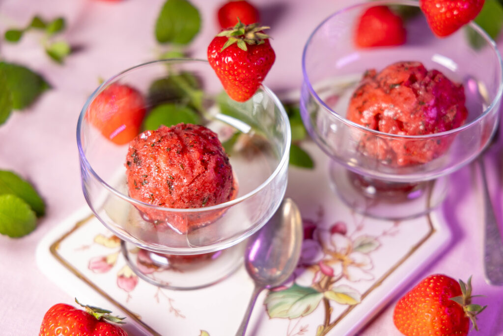 Die Zubereitung für dieses Sorbet mit Erdbeere und Melisse ist ganz einfach