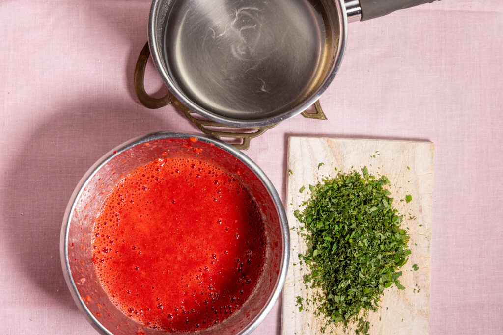 2. Der Sirup ist eingekocht, die Erdbeeren sind püriert und die Zitronenmelisse fein gehackt.