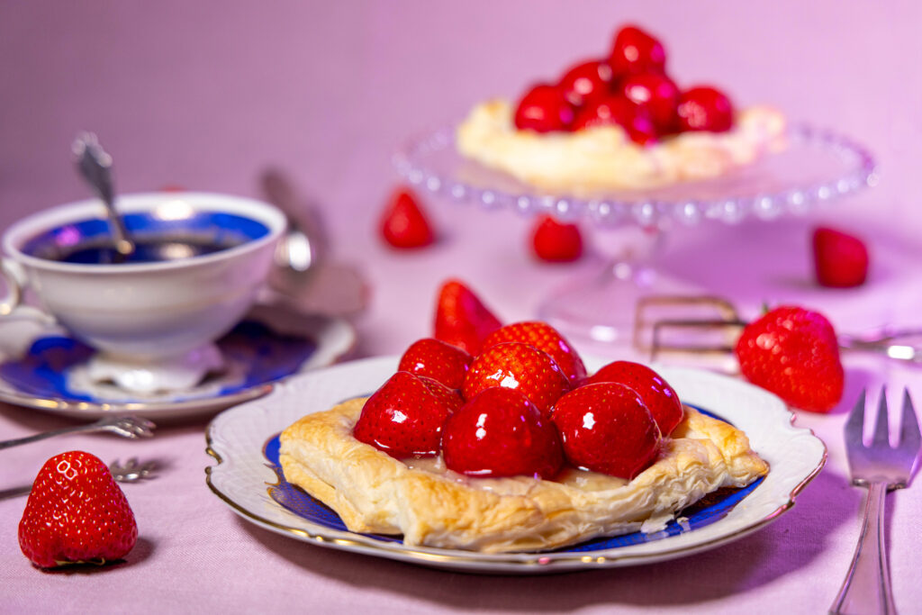 Meine selbstgemachten Erdbeerplunder mit Vanillepudding schmecken wie frisch aus der Bäckerei gekauft und dabei ist mein Rezept ganz vegan.