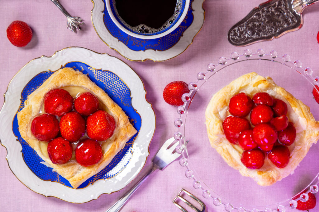 Saftige, frische Erdbeeren auf einem Bett aus cremigem Vanillepudding auf knusprigem Blätterteig.