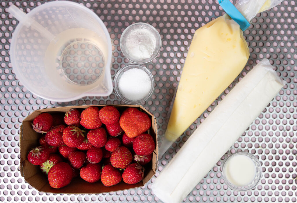 2. Zuerst wird der Vanillepudding gekocht und in eine Spritztüte gefüllt.