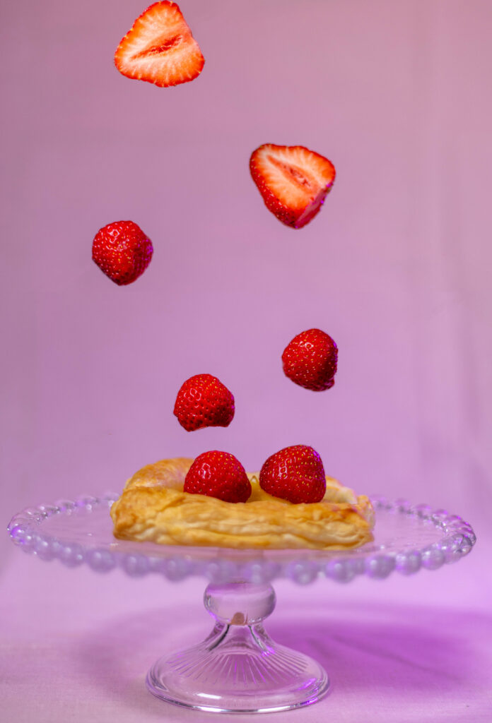 7. Die frischen Erdbeeren kommen auf die Puddingschicht.