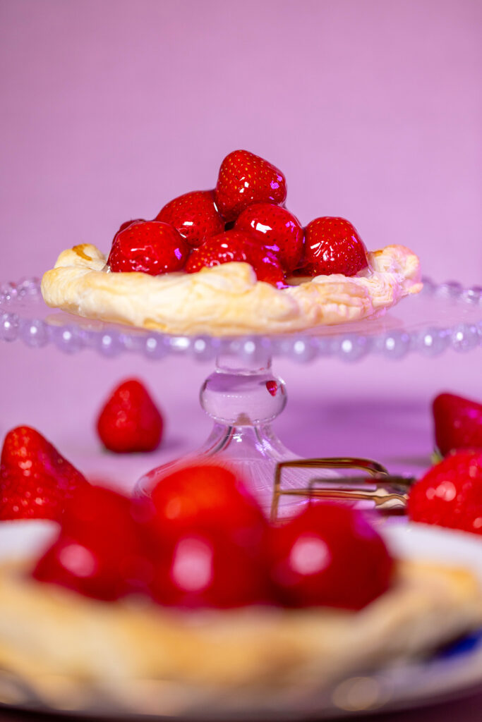 Erdbeerplunder sind ein köstliches Gebäck, das aus frischen Erdbeeren, einer Puddingschicht und Blätterteig besteht.