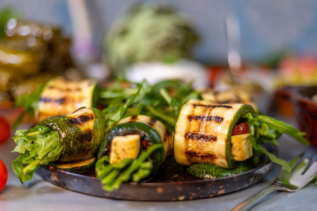 Gegrillte Zucchiniröllchen: einfach, lecker und vielseitig