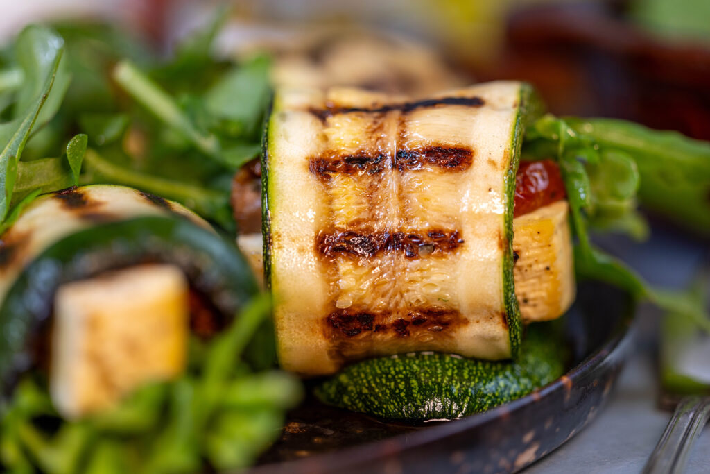 Gegrillte Zucchiniröllchen gefüllt mit selbstgemachtem Veta