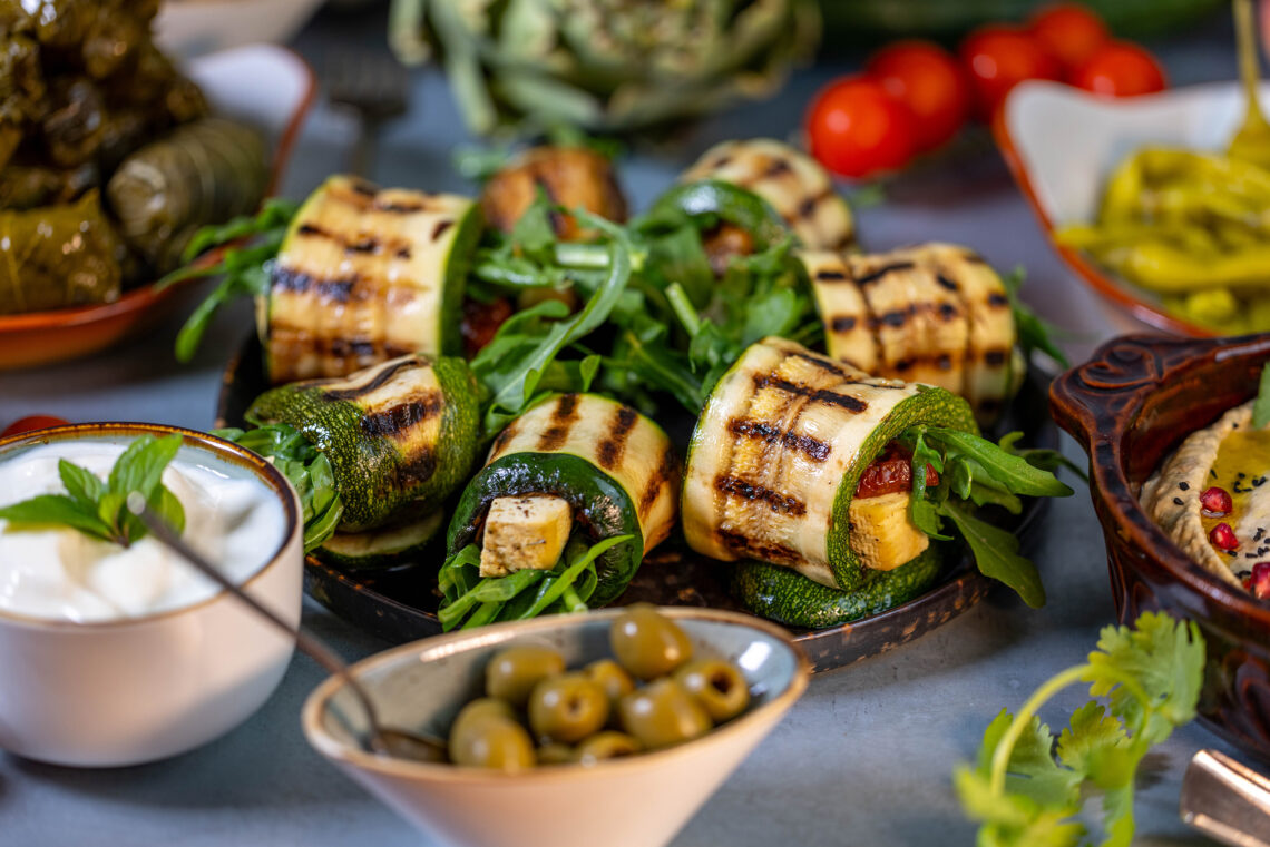 Gegrillte Zucchiniröllchen mit Veta, Rucola und Tomate