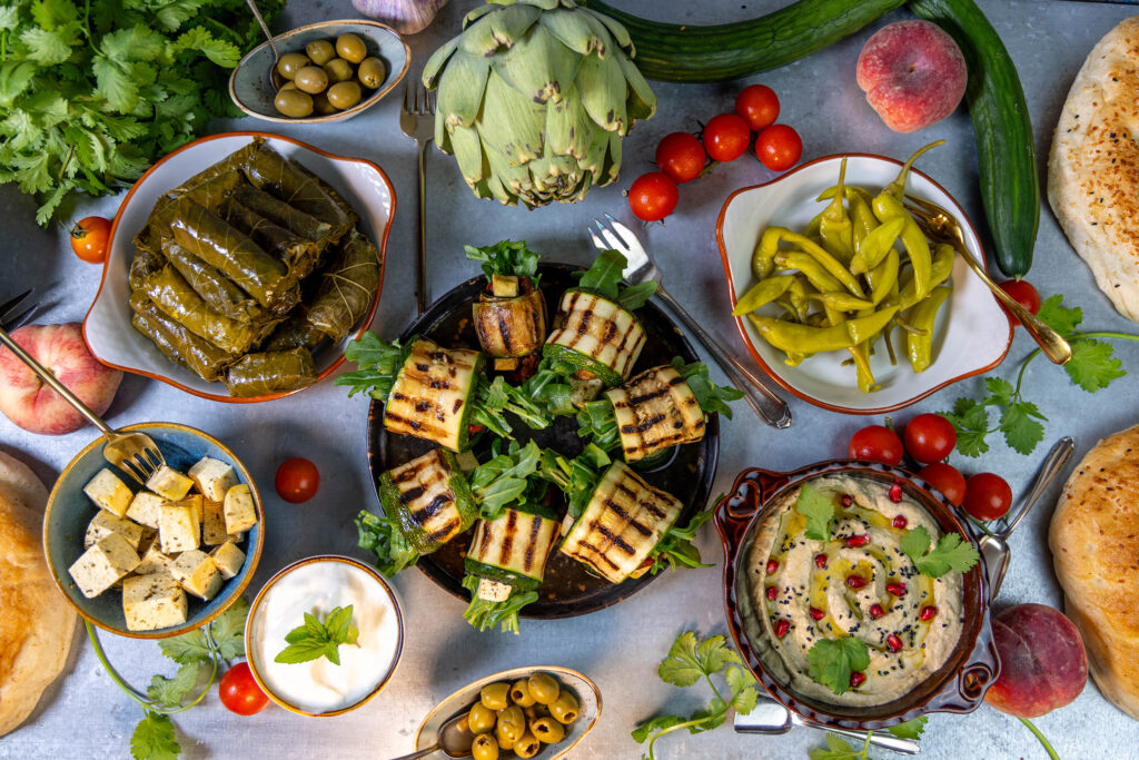 Aromatische, mediterrane, gegrillte Zucchiniröllchen auf einer reichhaltigen Mezze-Platte