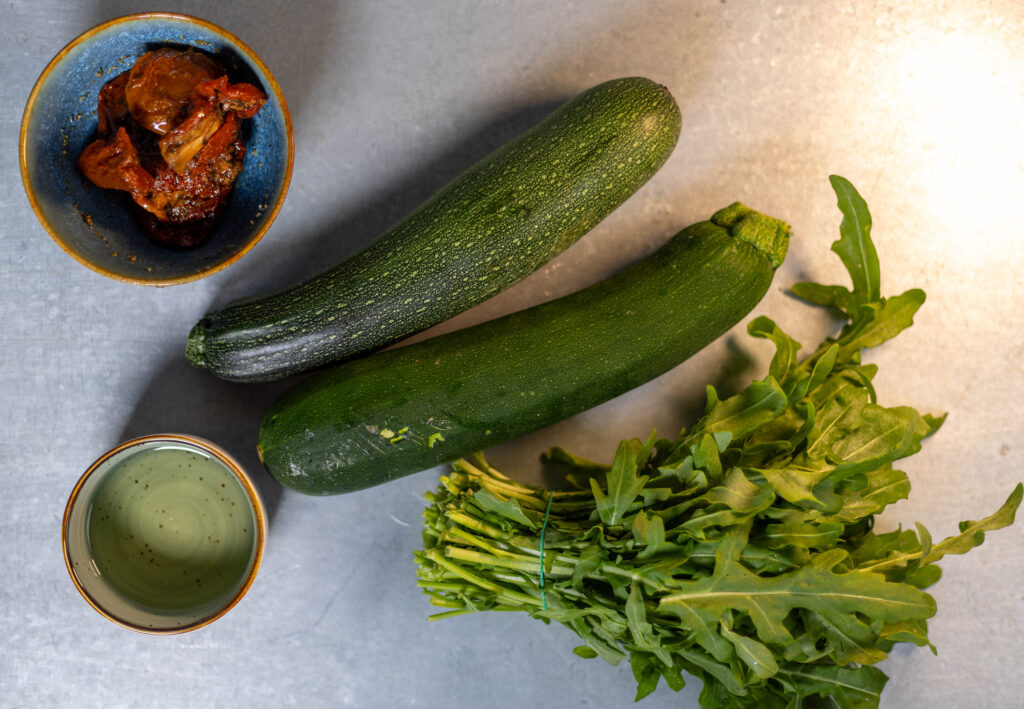 2. Die Zutaten für die gefüllten Zucchiniröllchen, der vegane Veta ist gerade im Ofen.