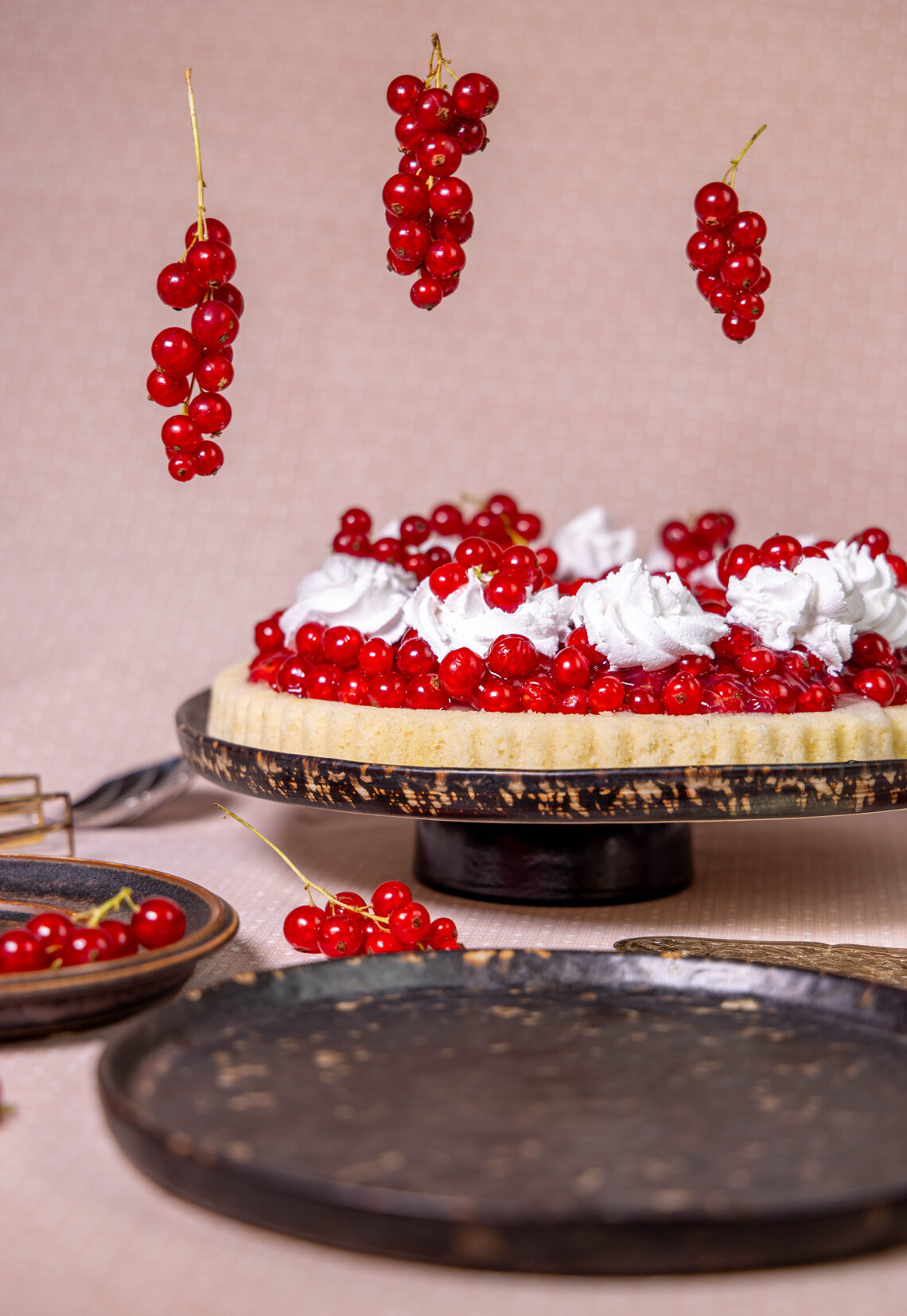 Einfacher Johannisbeerkuchen mit Biskuit und Tortenguss - vegan