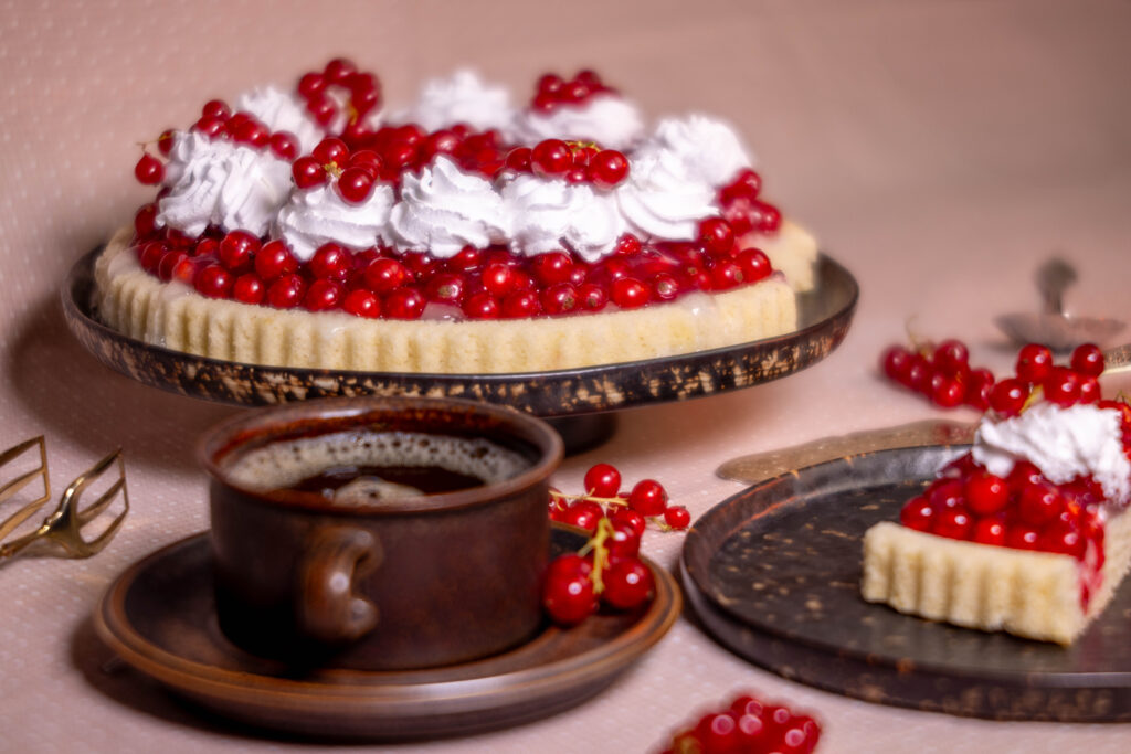 Fertig! Einfacher Johannisbeerkuchen mit Biskuit und Tortenguss – vegan