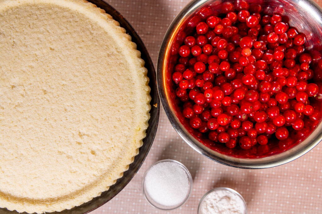 4. Der Biskuit wird aus der Form gestürzt. Wenn Du keine Tortenbodenform hast, kannst Du ihn in der Springform lassen, damit die Beeren nicht wegrollen.