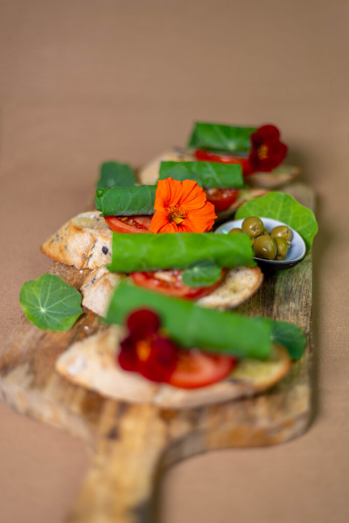 Kapuzinerkresseröllchen mit würziger Cashew-Frischkäse-Füllung