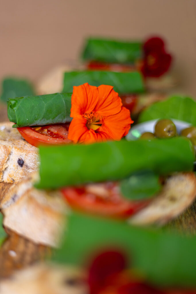 Mein aromatisch-würziges Rezept für Kapuzinerkresseröllchen mit würziger Cashew-Frischkäse-Füllung