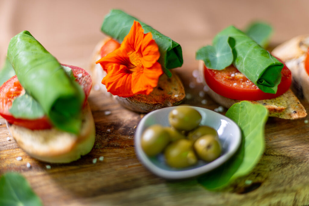 Kapuzinerkresseröllchen - gefüllt mit selbstgemachtem, veganen Cashew-Frischkäse