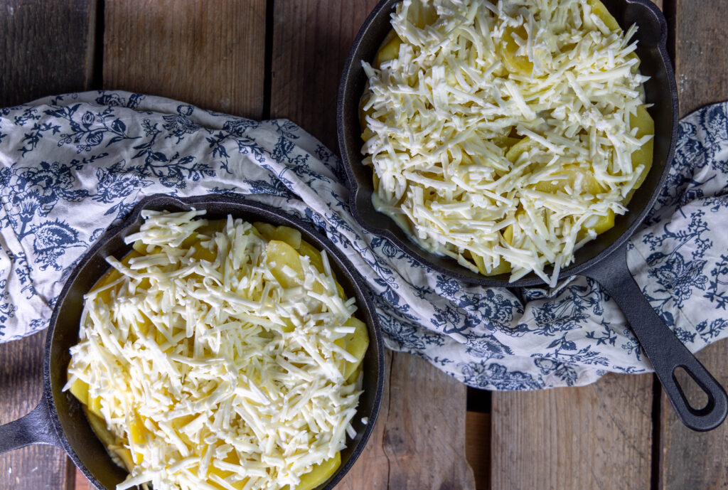 6. Sobald der Käse verteilt ist, kann das vegane Kartoffelgratin in den Ofen.